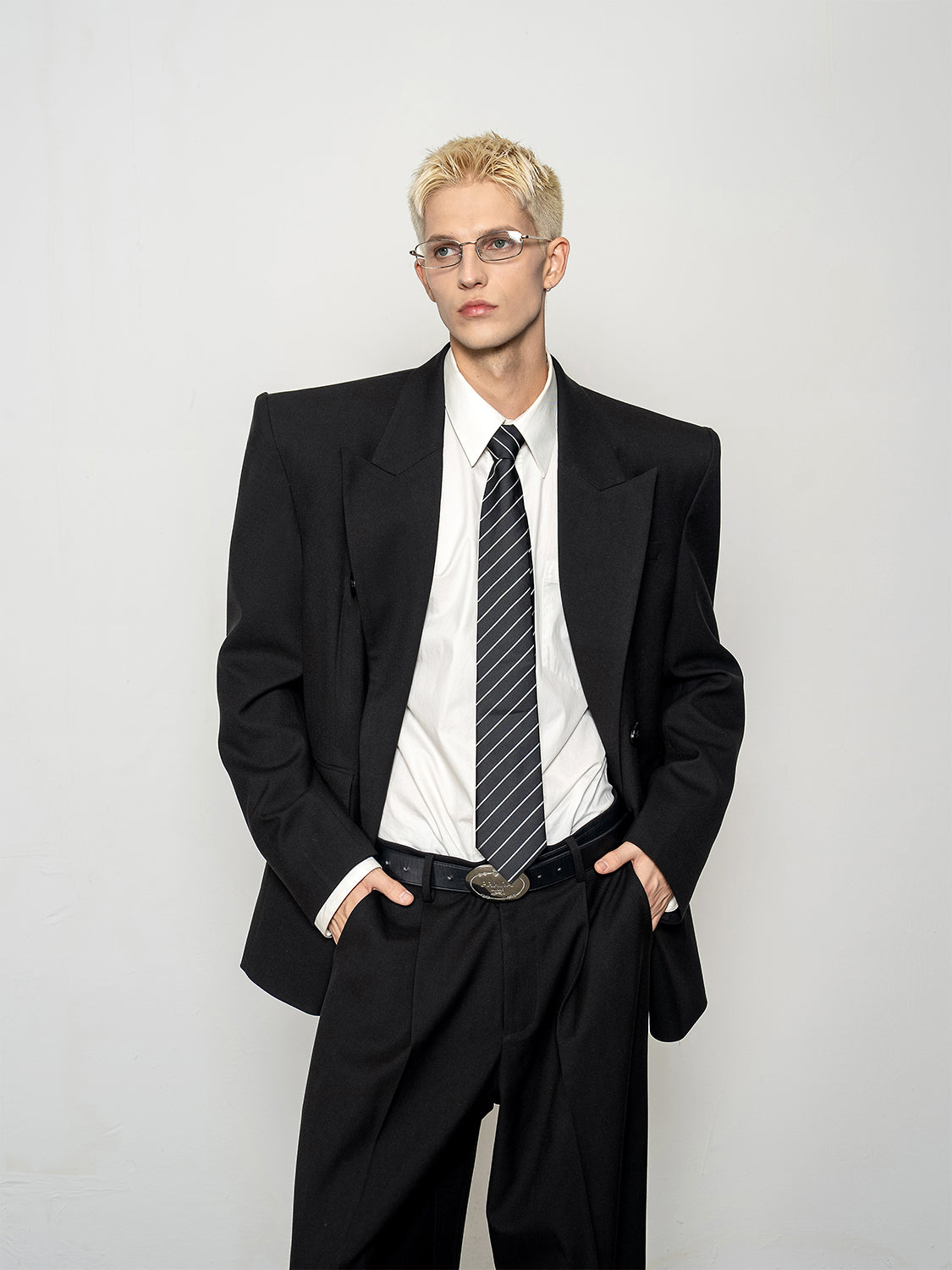DBW Doublewin Sharp Right-Angle Raised Shoulder Peaked Lapel Blazer