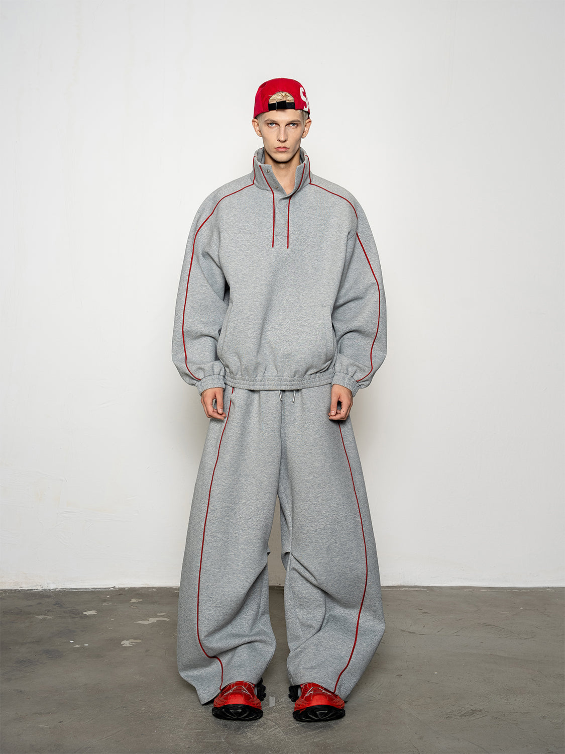 DBW Doublewin Deconstructed Gray-Red Color Block High-Neck Sweat Sports Set