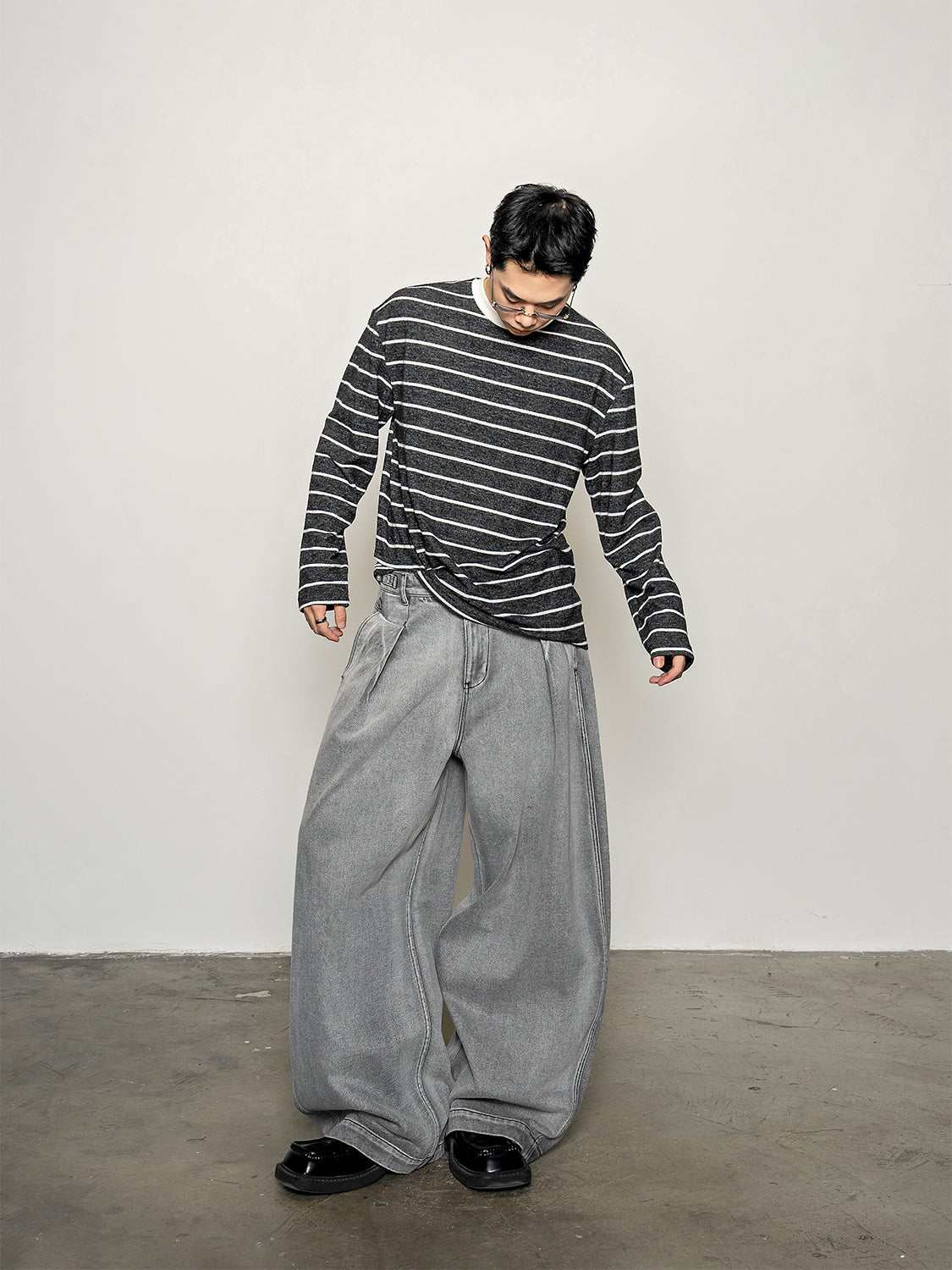 DBW Doublewin Adjustable Waist Distressed Pleated Denim Jeans