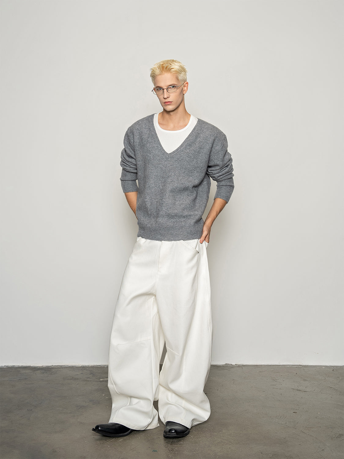 DBW Doublewin Low V-Neck Knit Sweater