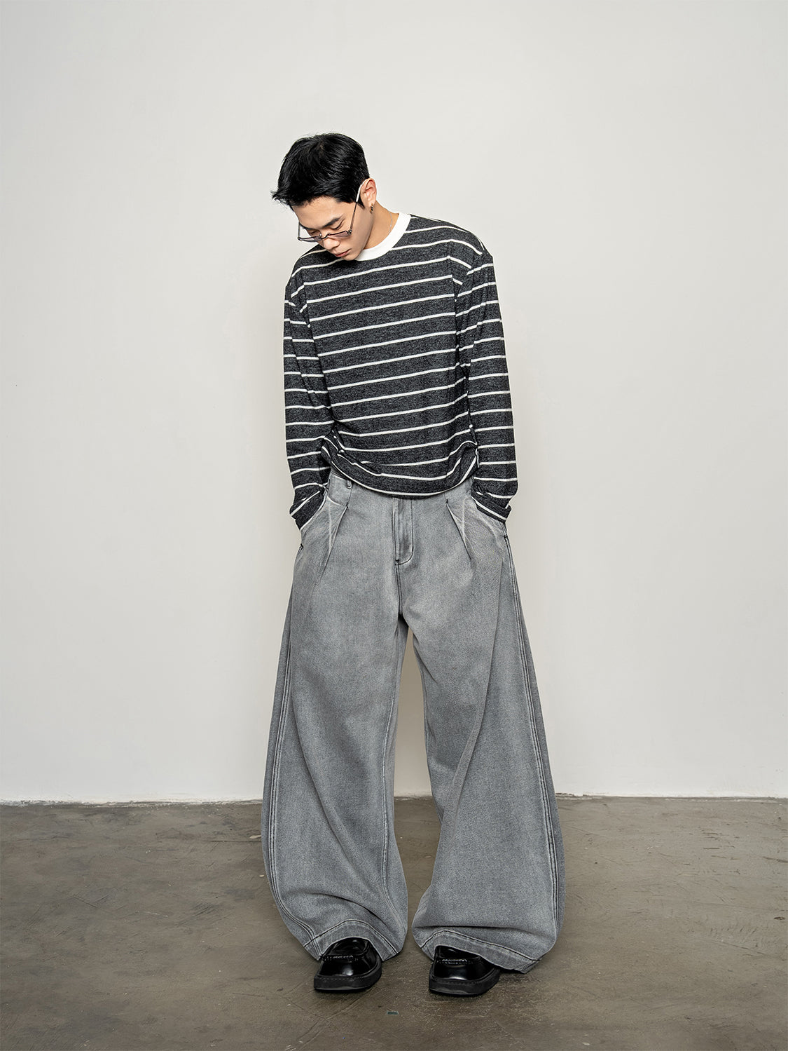 DBW Doublewin Adjustable Waist Distressed Pleated Denim Jeans
